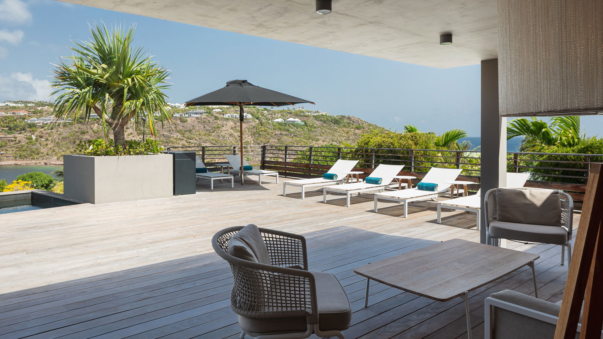 POOL & TERRACE