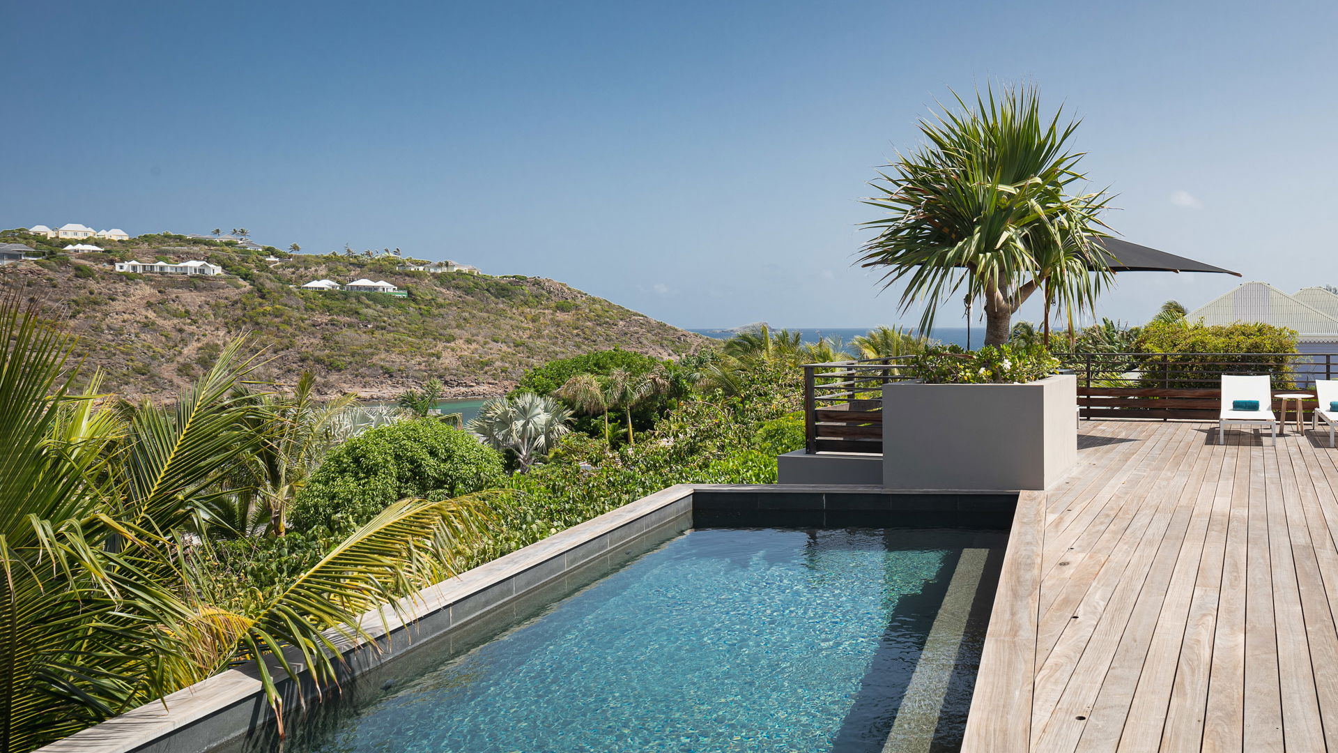POOL & TERRACE