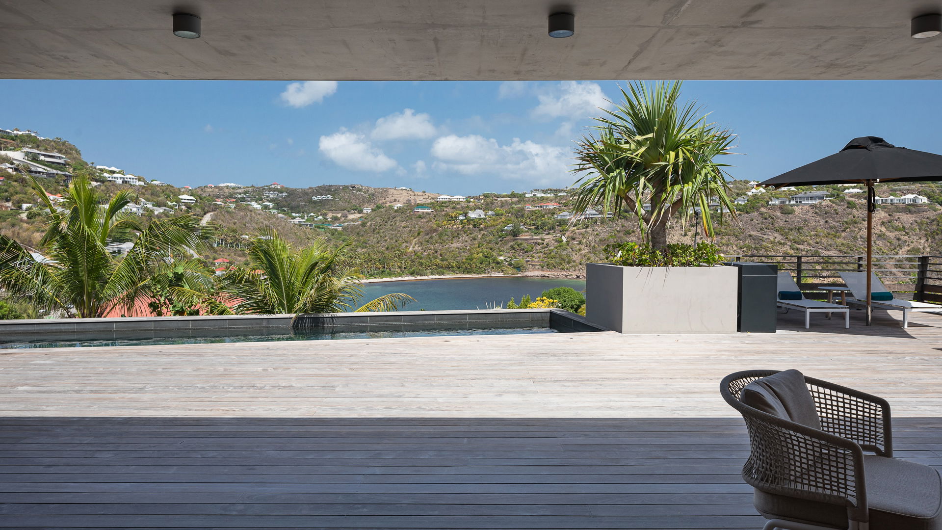 POOL & TERRACE