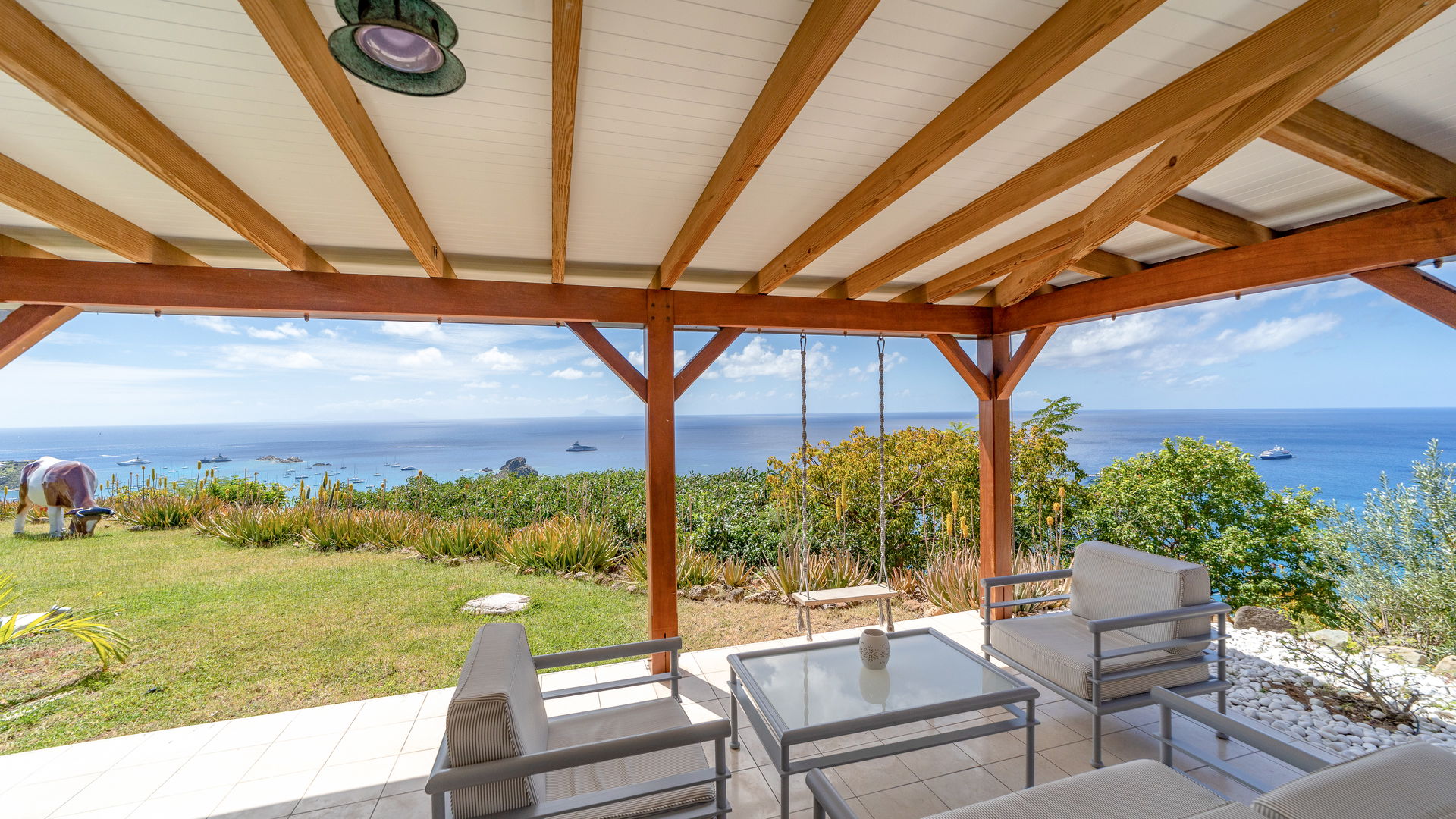 OUTDOOR LOUNGE AREA