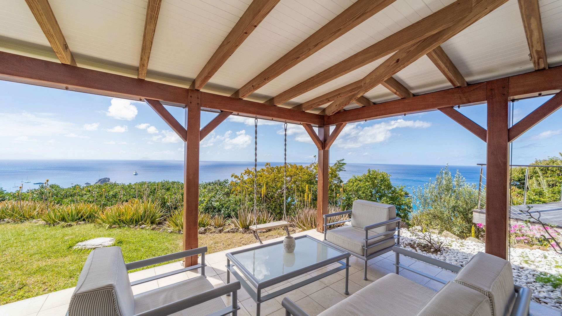 OUTDOOR LOUNGE AREA