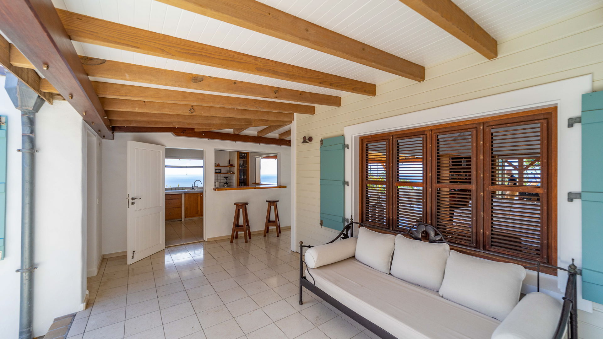 OUTDOOR LOUNGE AREA