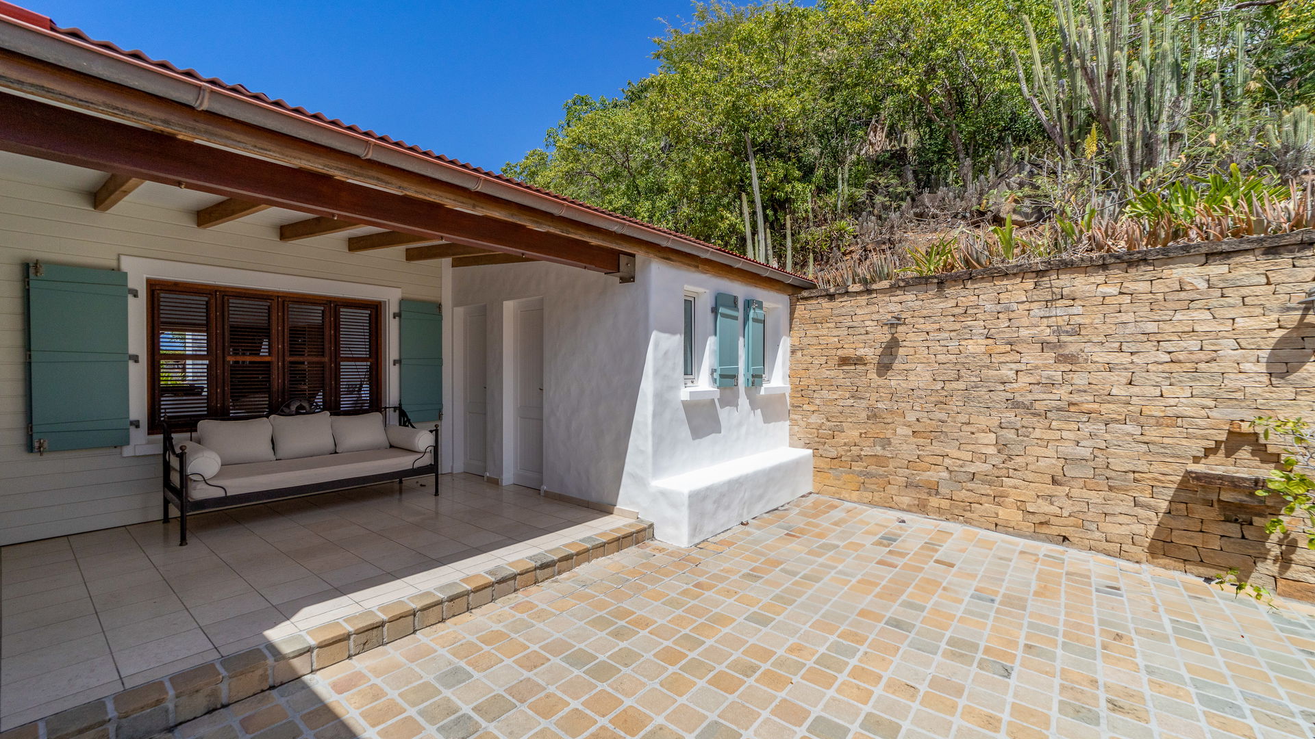 OUTDOOR LOUNGE AREA