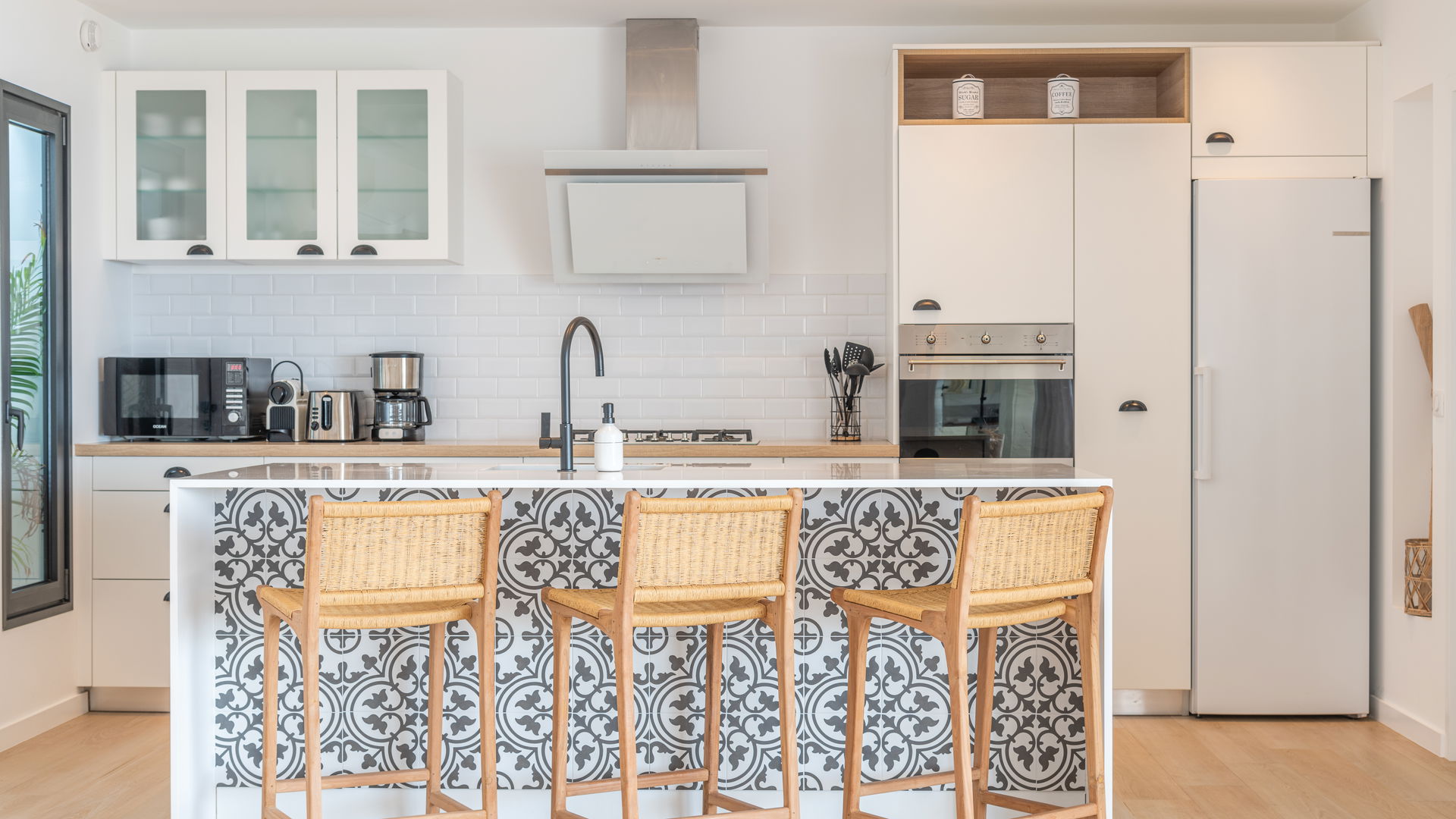 KITCHEN & DINING AREA