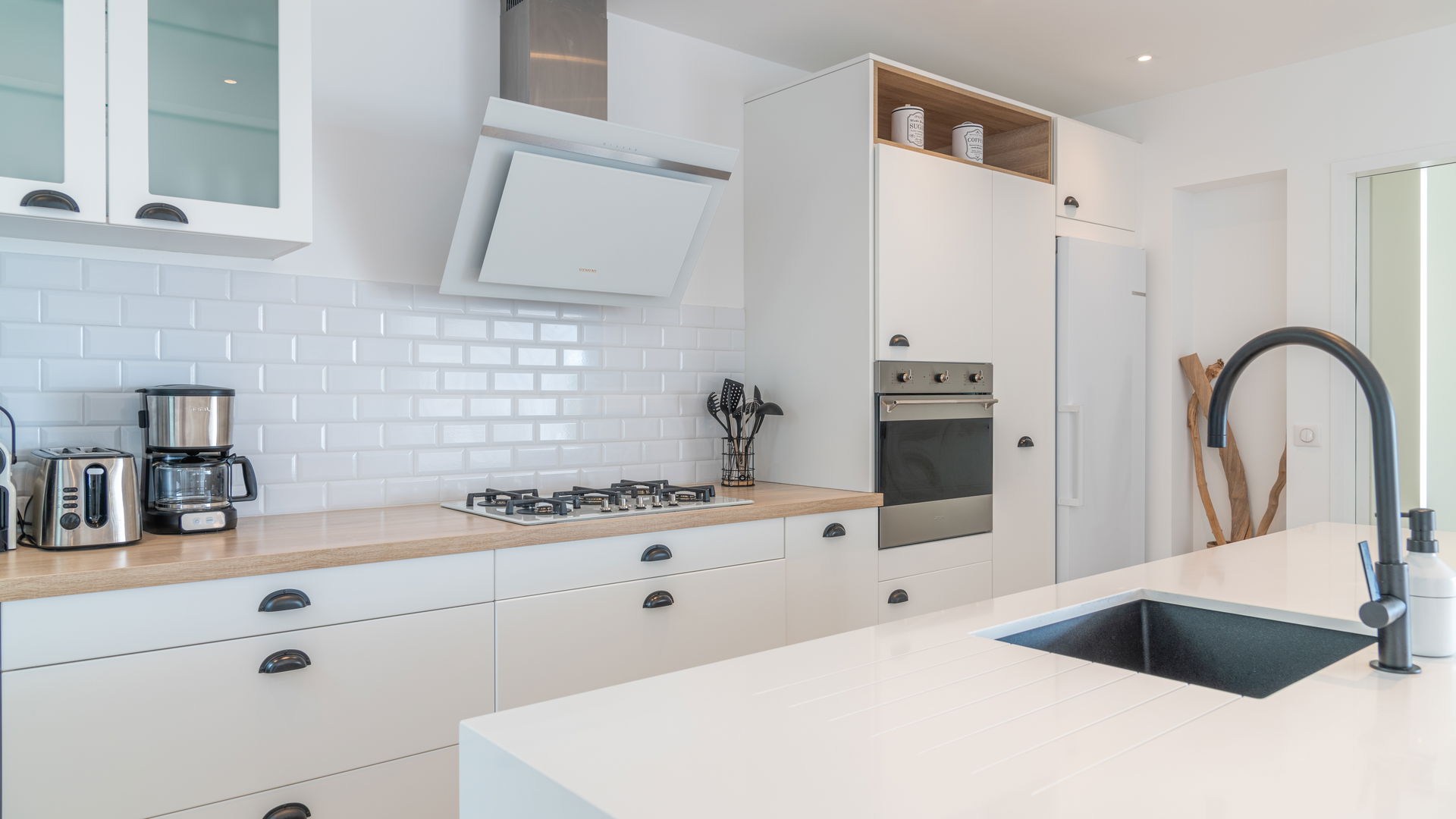 KITCHEN & DINING AREA