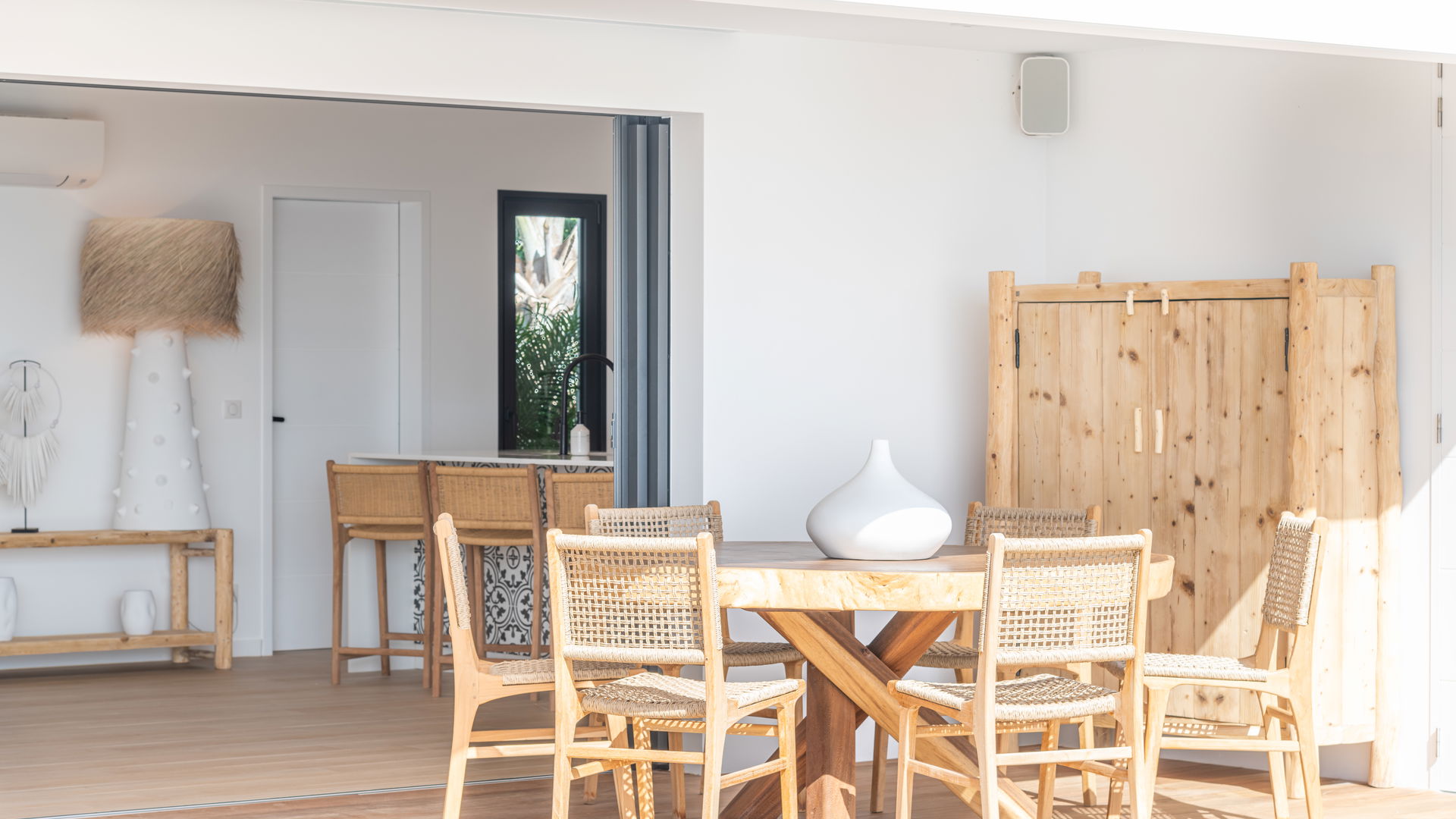 KITCHEN & DINING AREA