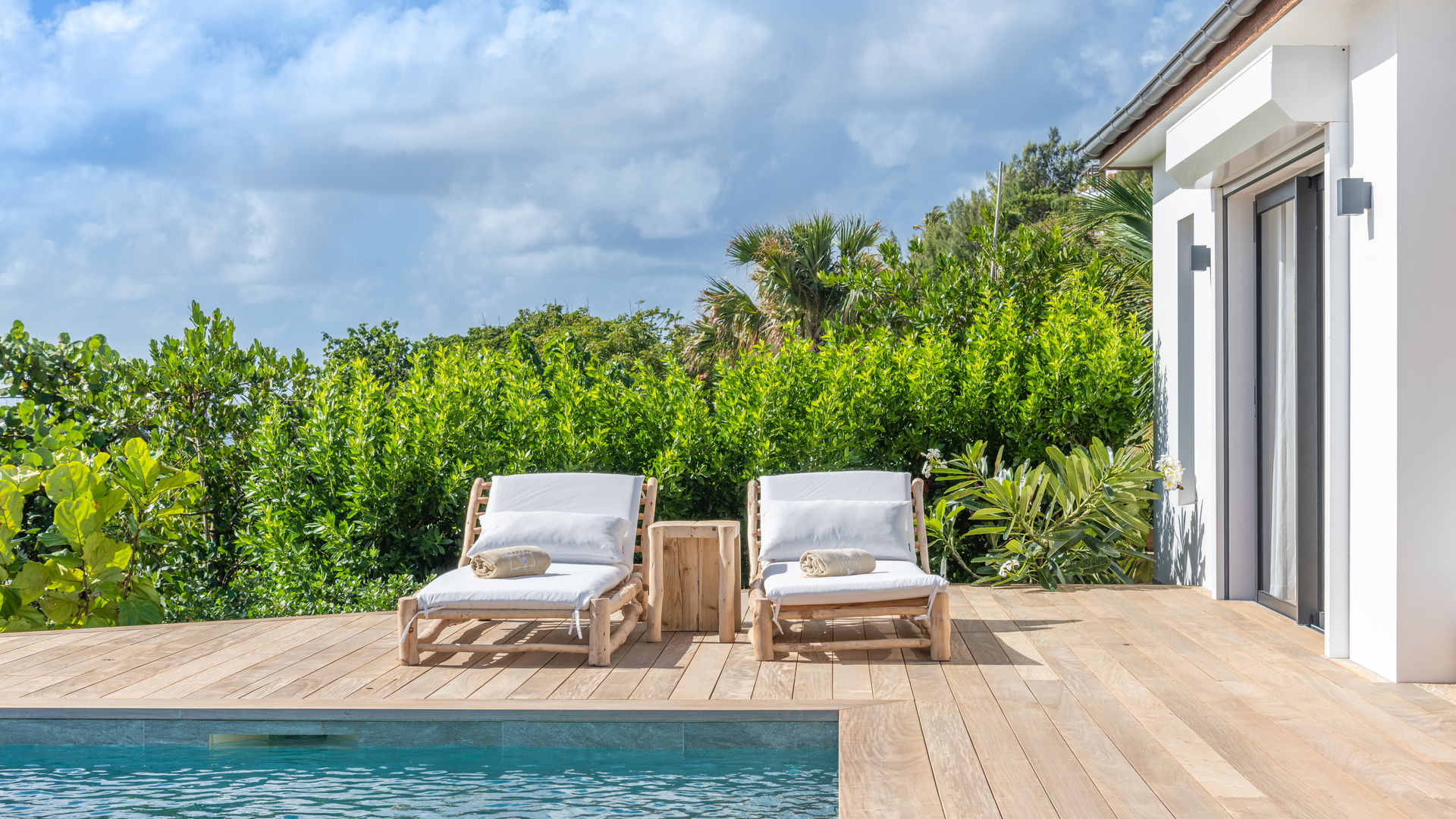 POOL & TERRACE