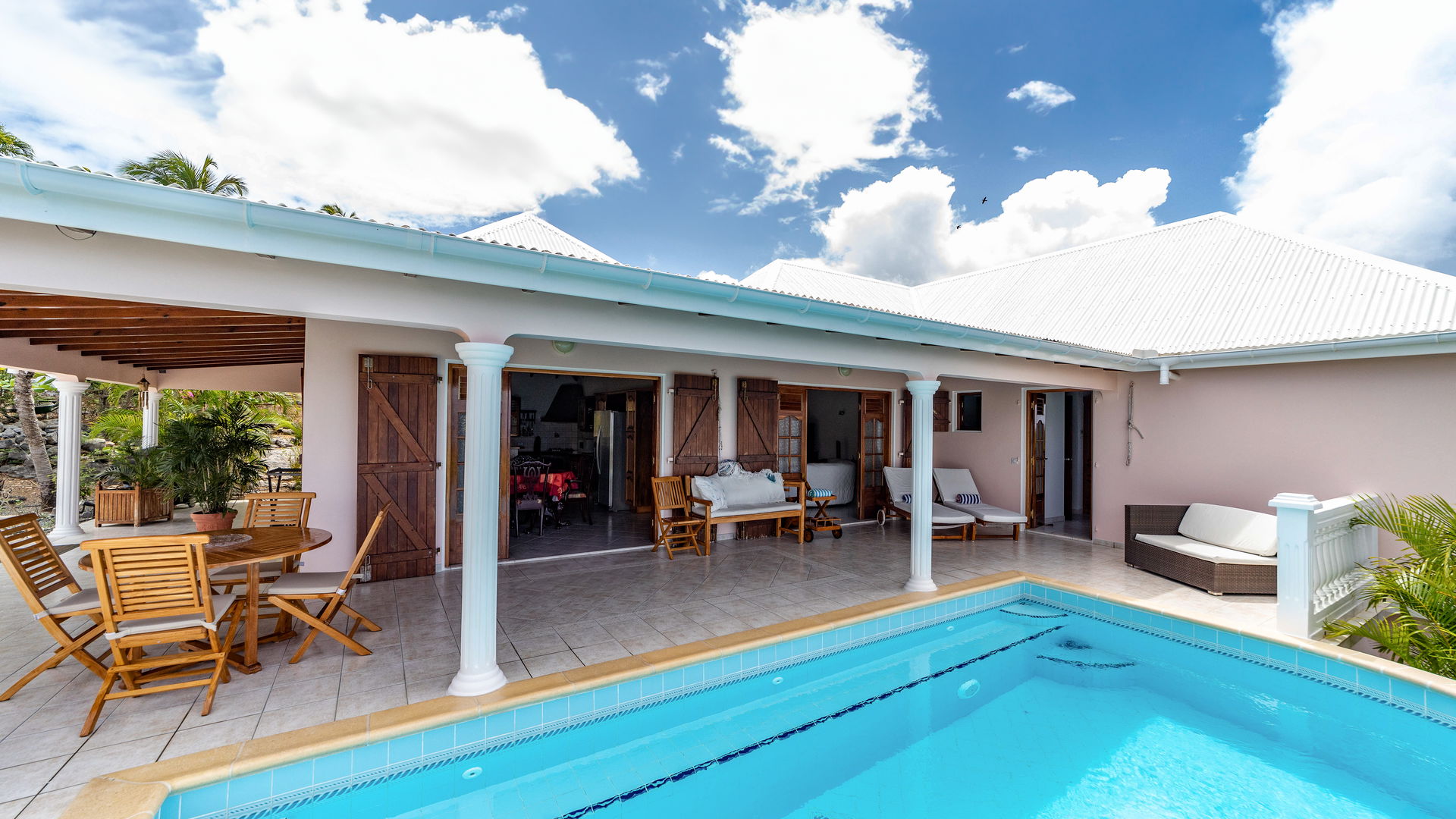 POOL & TERRACE