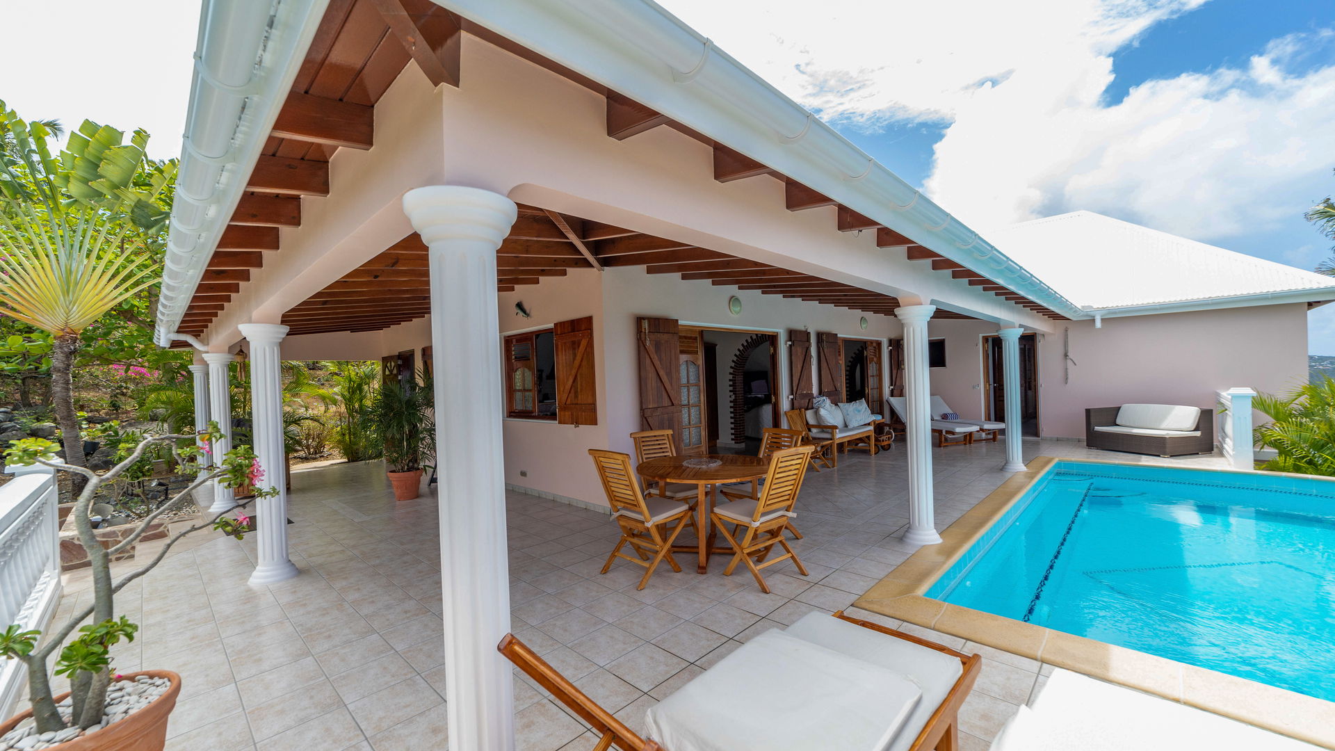 POOL & TERRACE