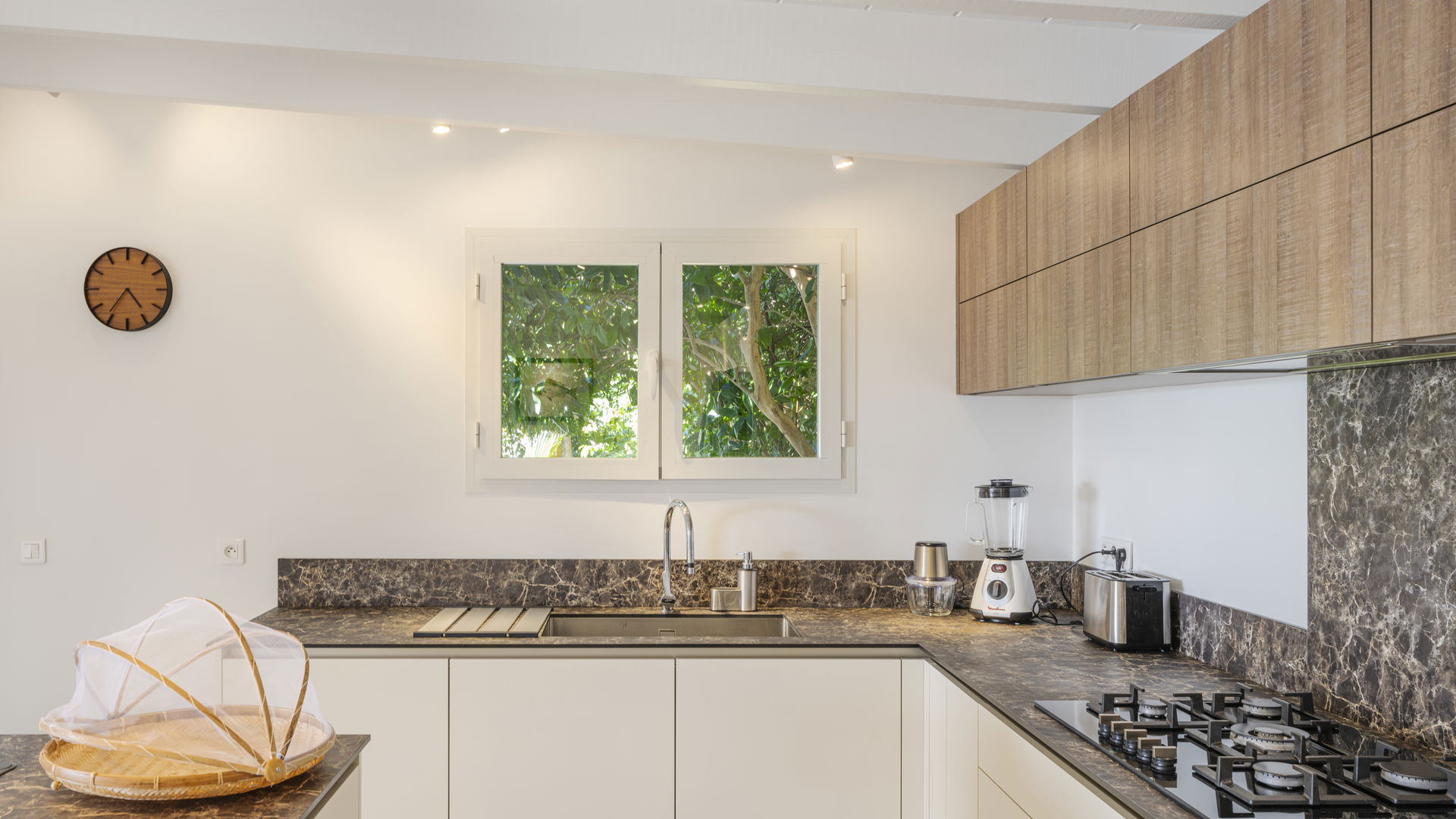 KITCHEN & DINING AREA