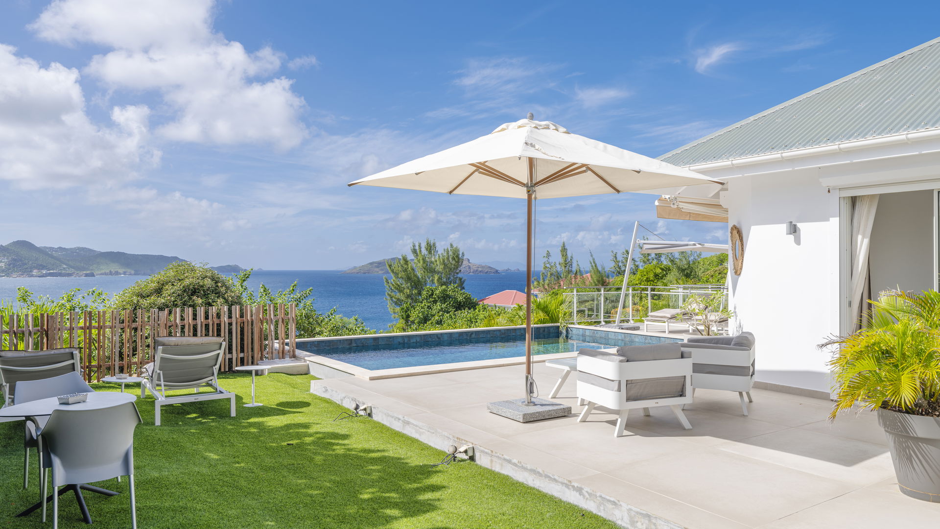POOL & TERRACE