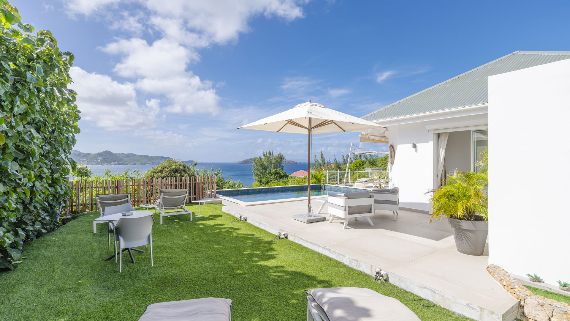 POOL & TERRACE
