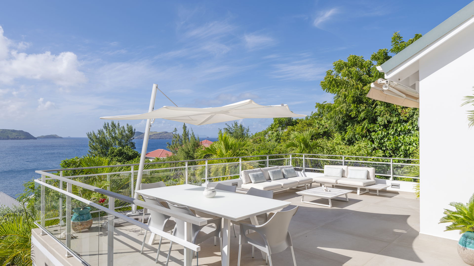 POOL & TERRACE