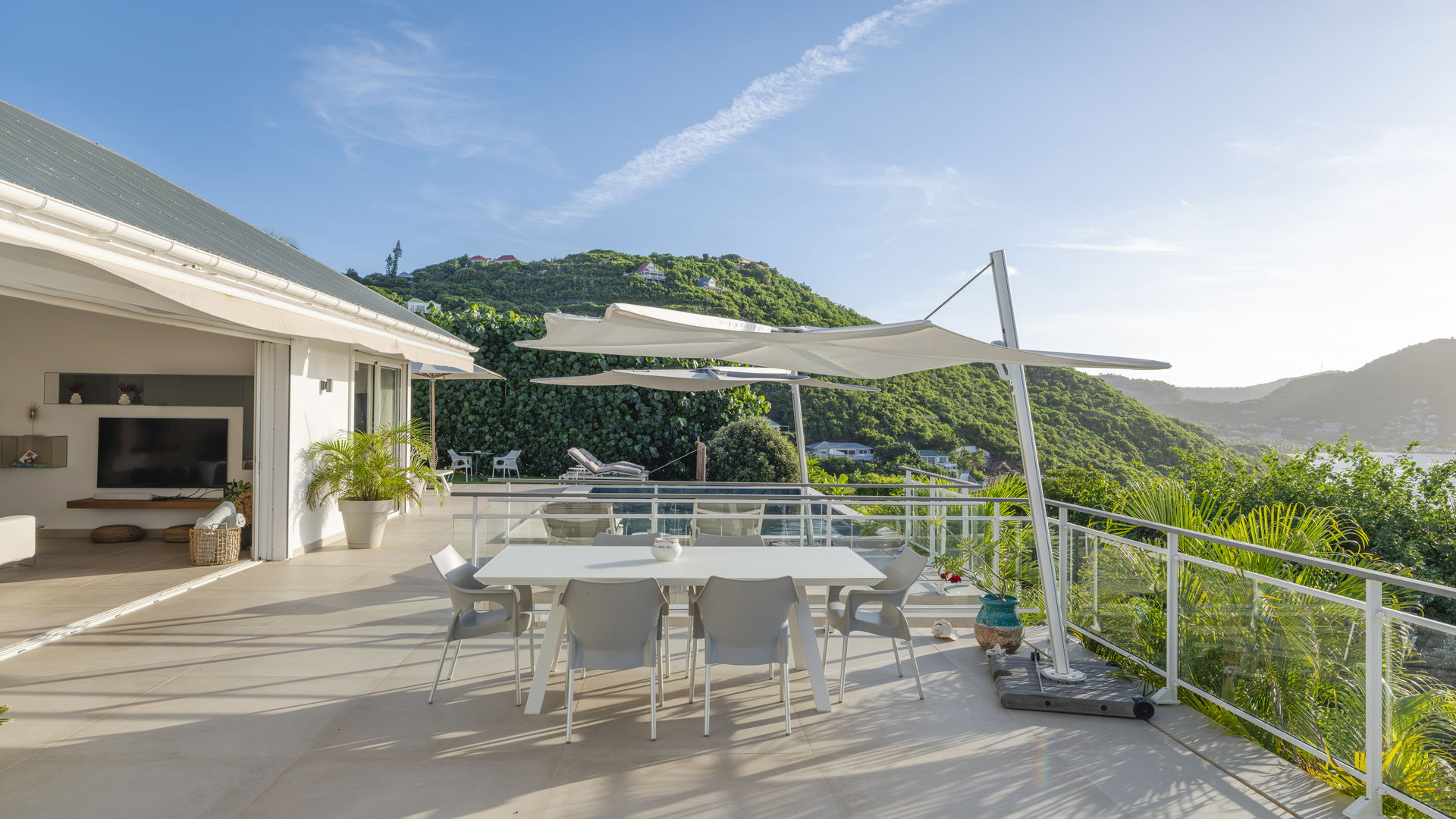 POOL & TERRACE