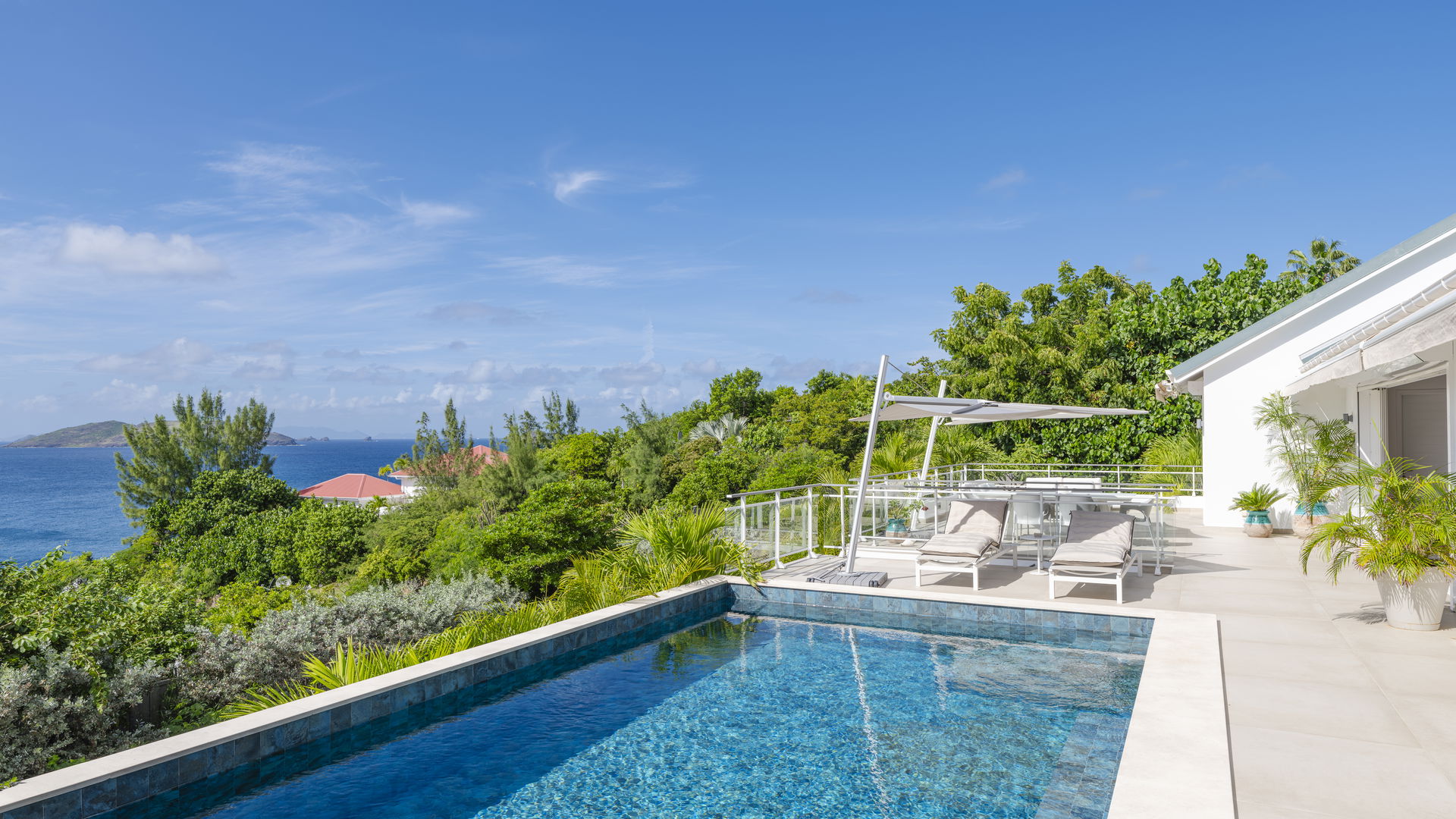 POOL & TERRACE
