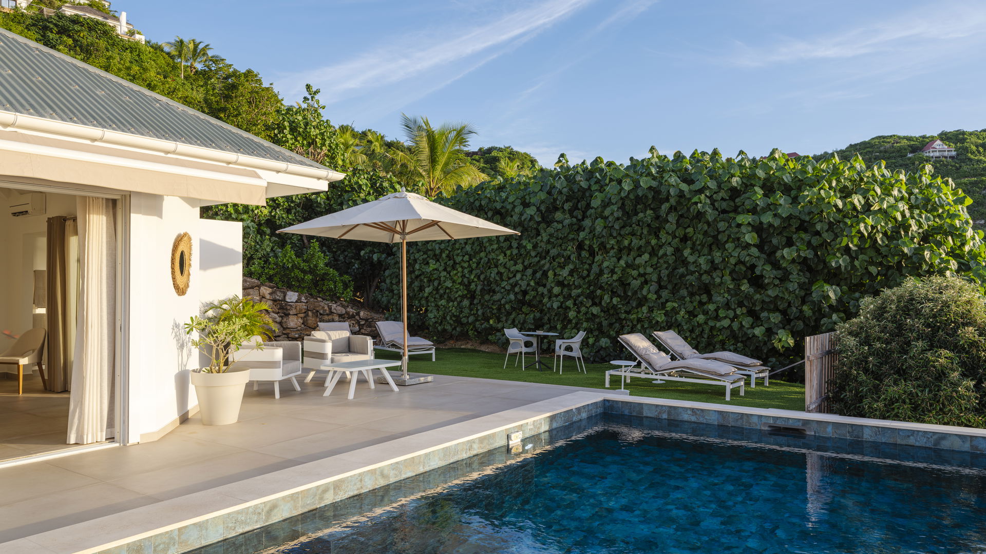 POOL & TERRACE