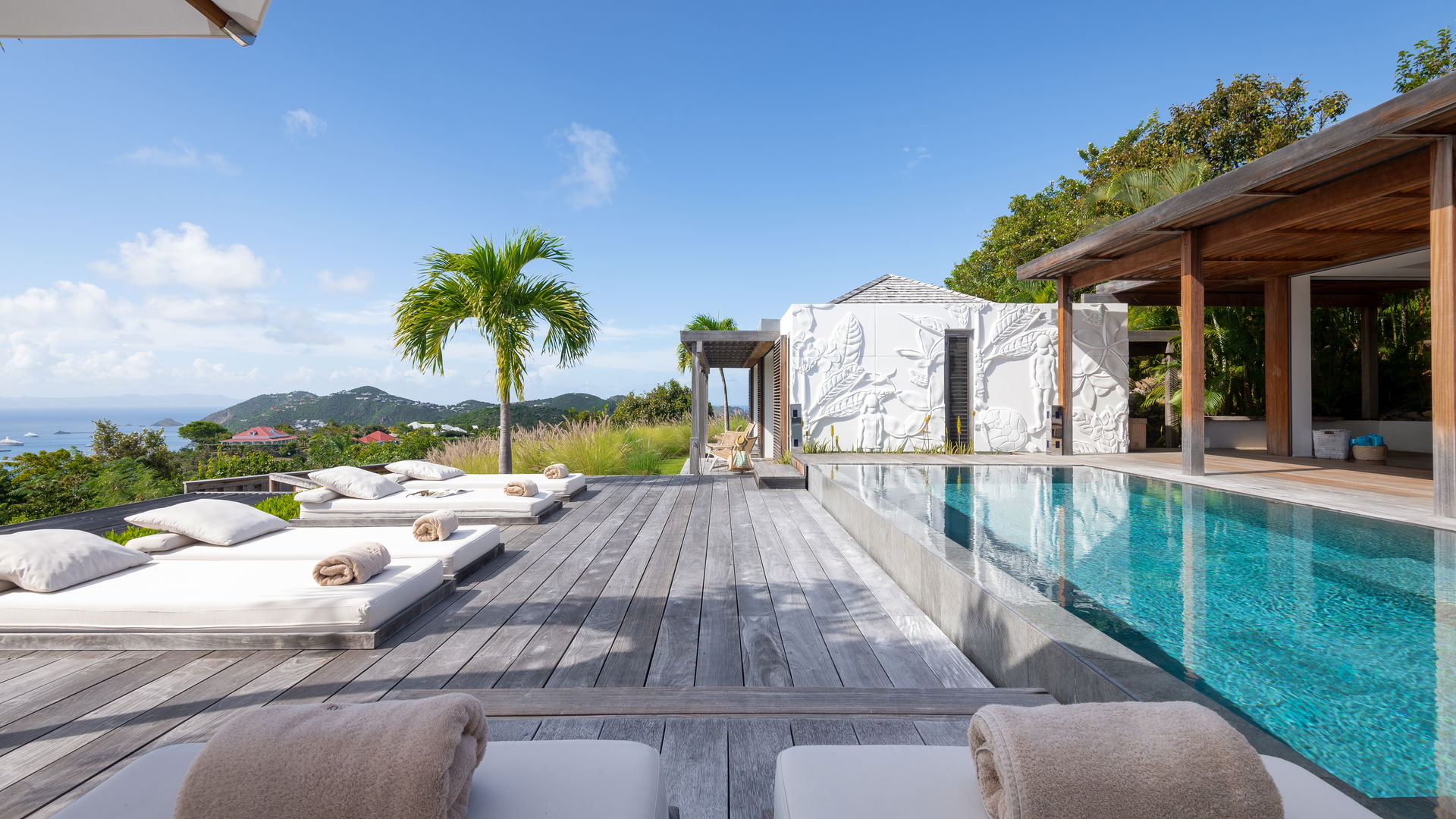 POOL & TERRACE