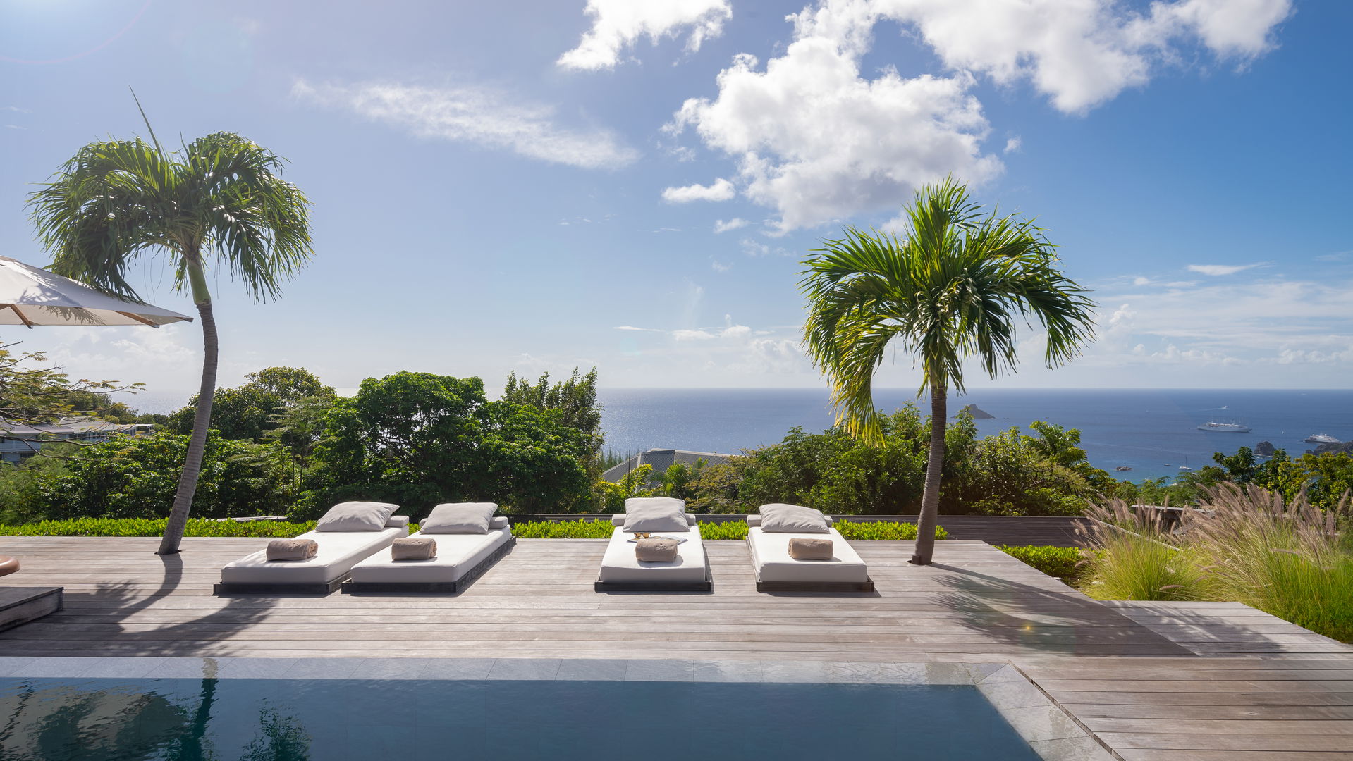 POOL & TERRACE