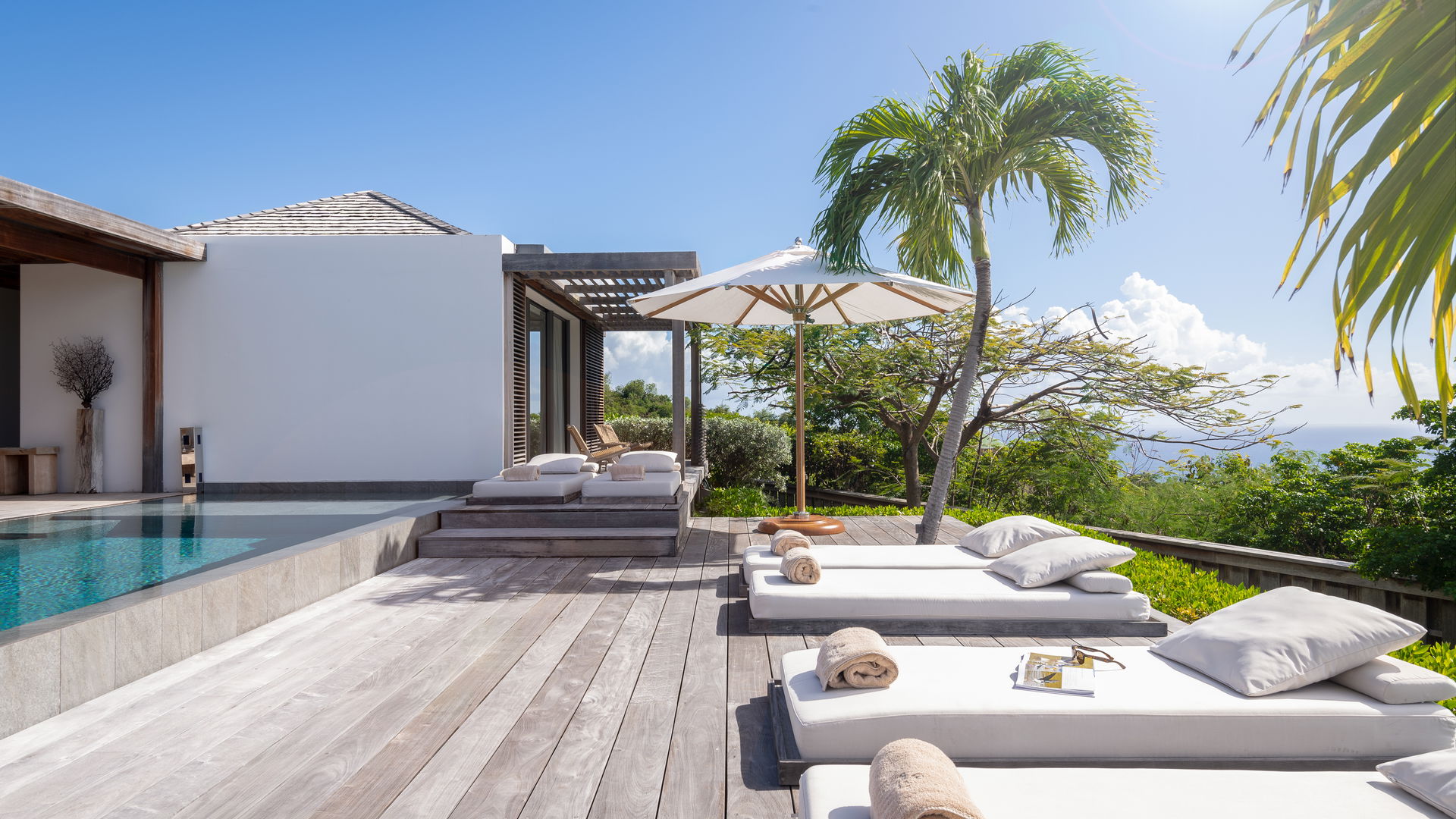POOL & TERRACE