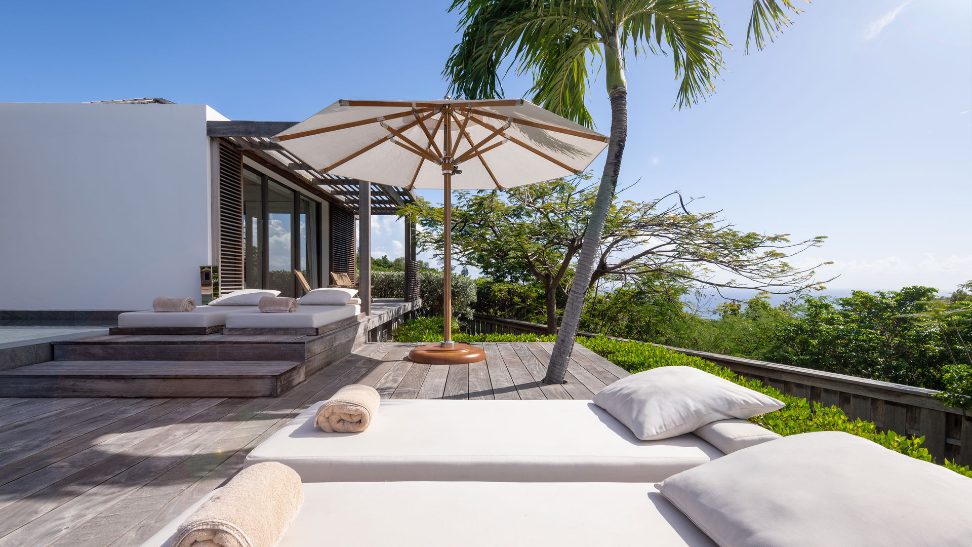 POOL & TERRACE