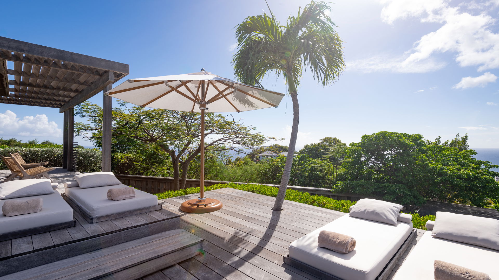POOL & TERRACE