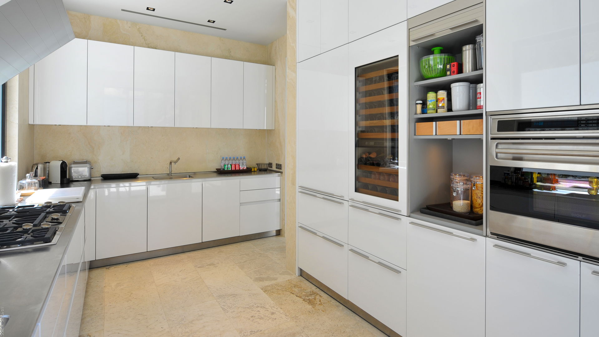 KITCHEN & DINING AREA