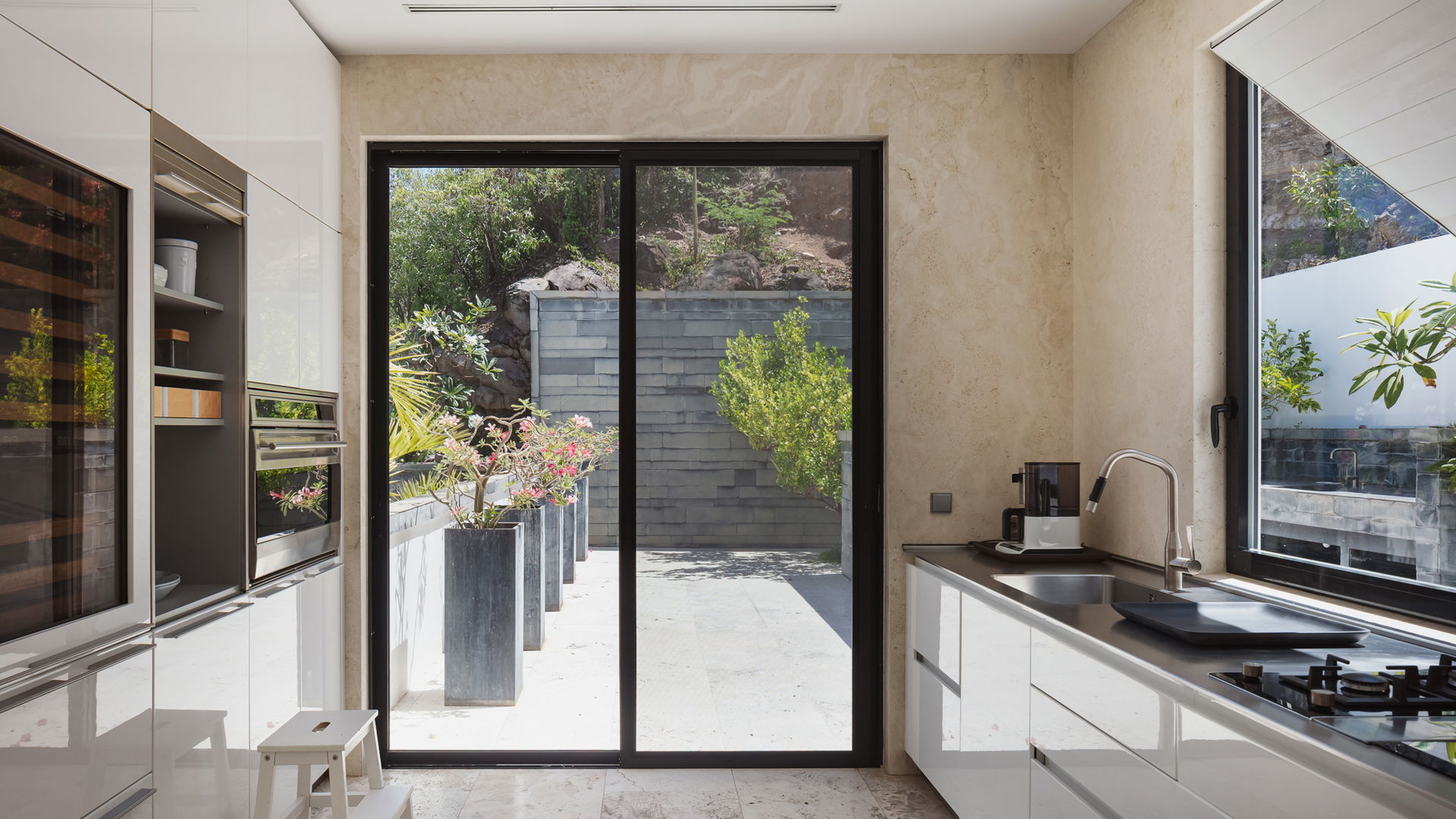 KITCHEN & DINING AREA