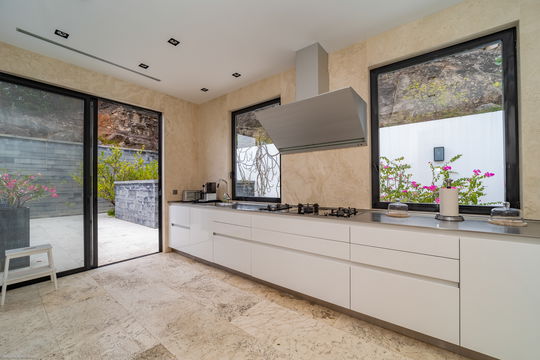 VILLA LA PETITE SEREINE KITCHEN & DINING AREA 7