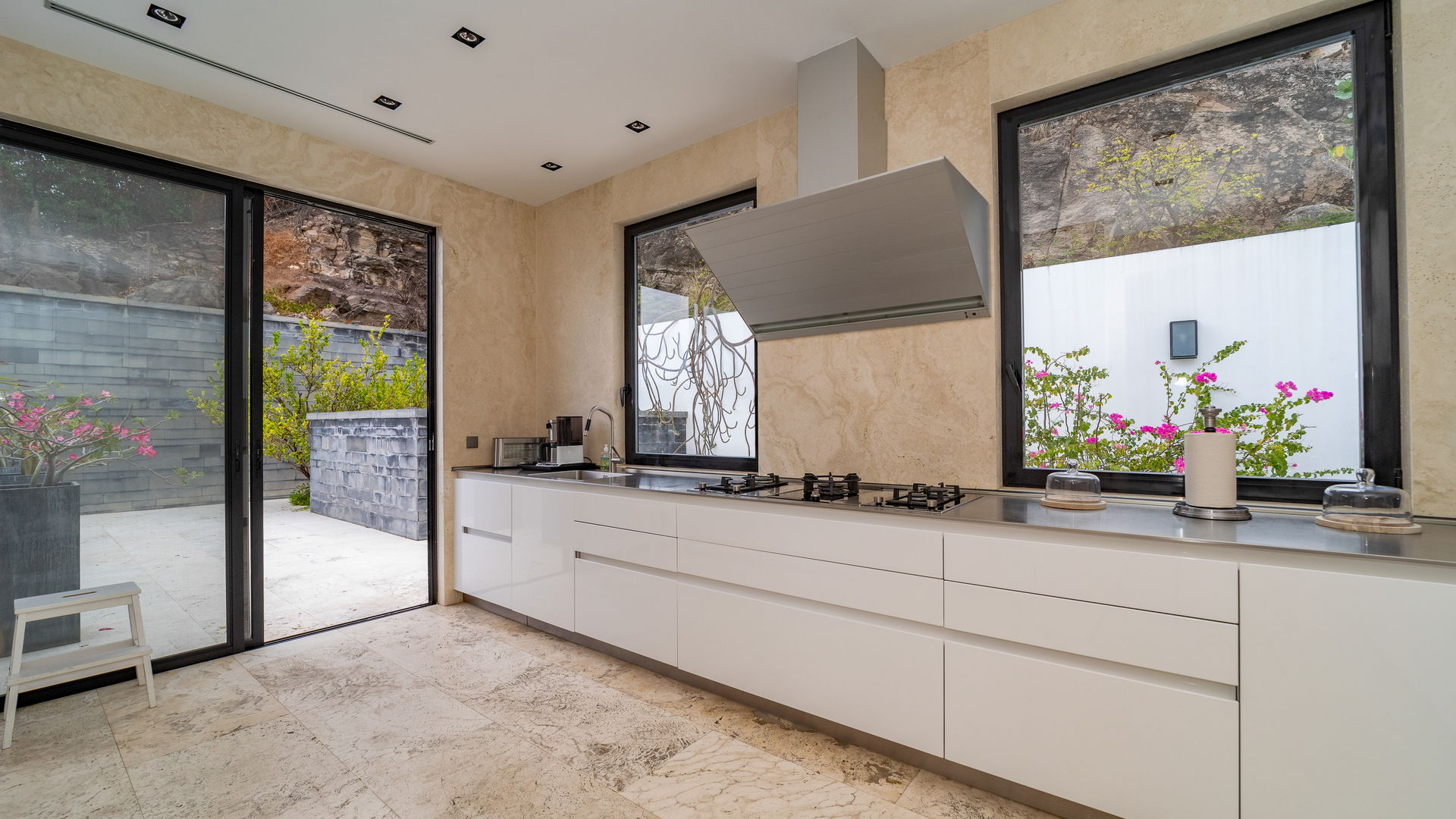 KITCHEN & DINING AREA