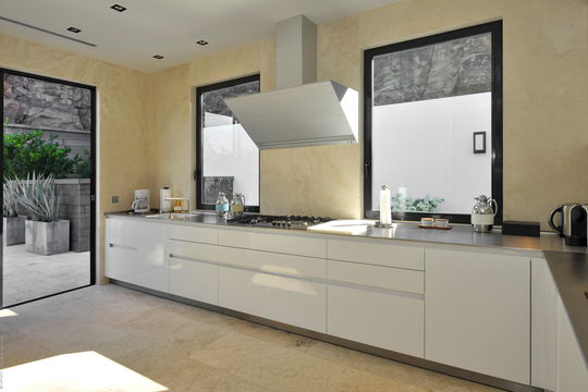 VILLA LA PETITE SEREINE KITCHEN & DINING AREA 8