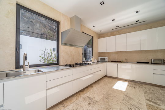 VILLA LA PETITE SEREINE KITCHEN & DINING AREA 9