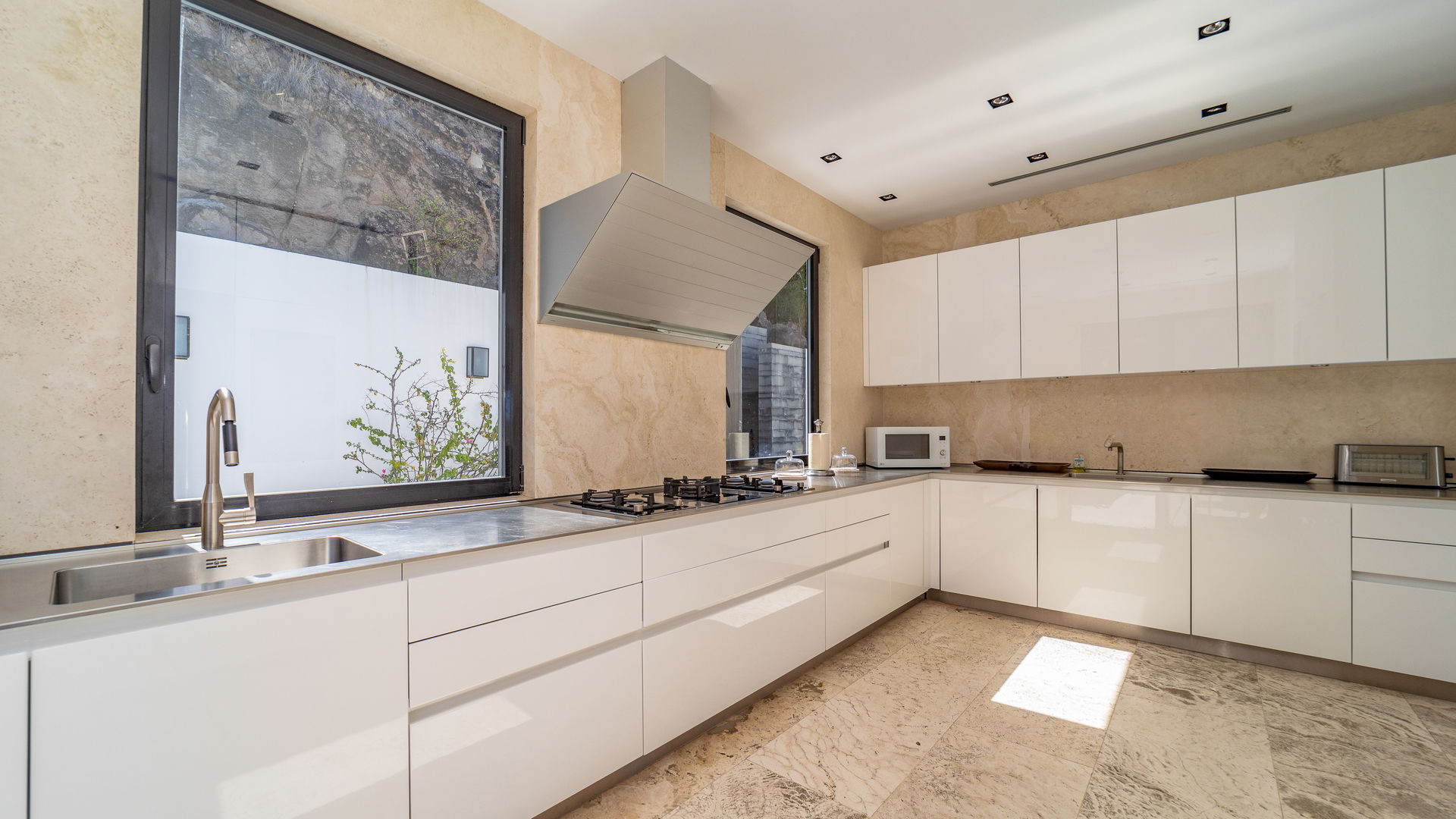 KITCHEN & DINING AREA