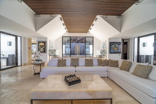 VILLA LA PETITE SEREINE LIVING AREA 5