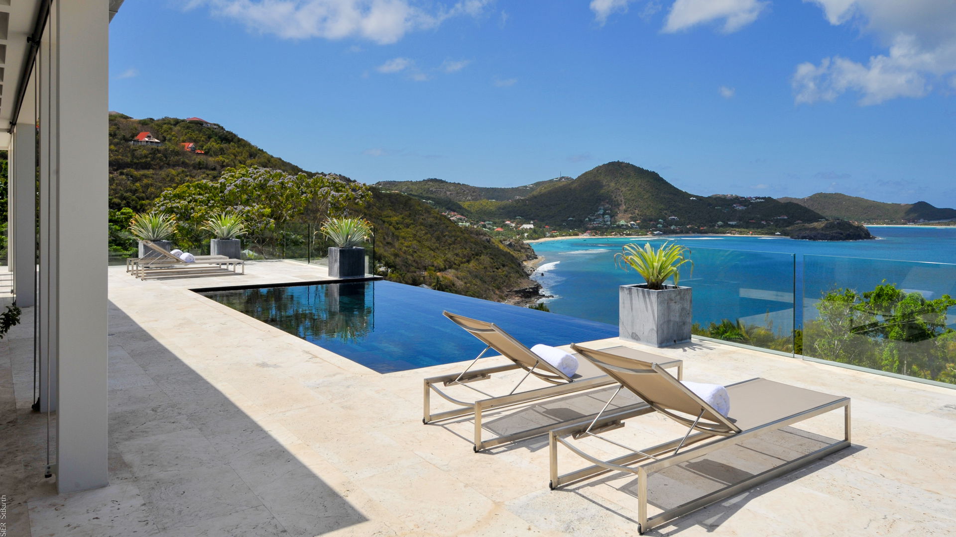 POOL & TERRACE