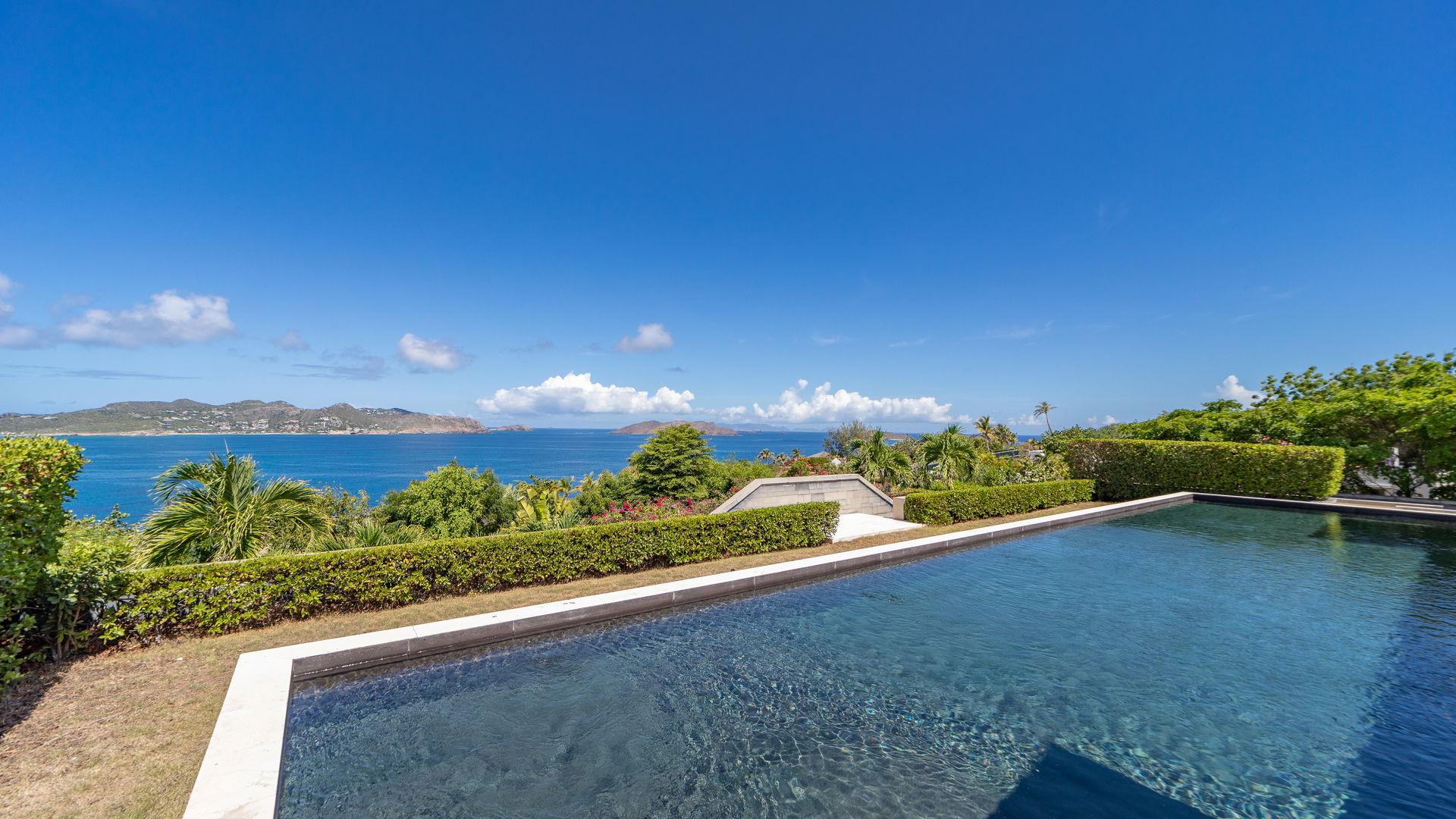 POOL & TERRACE
