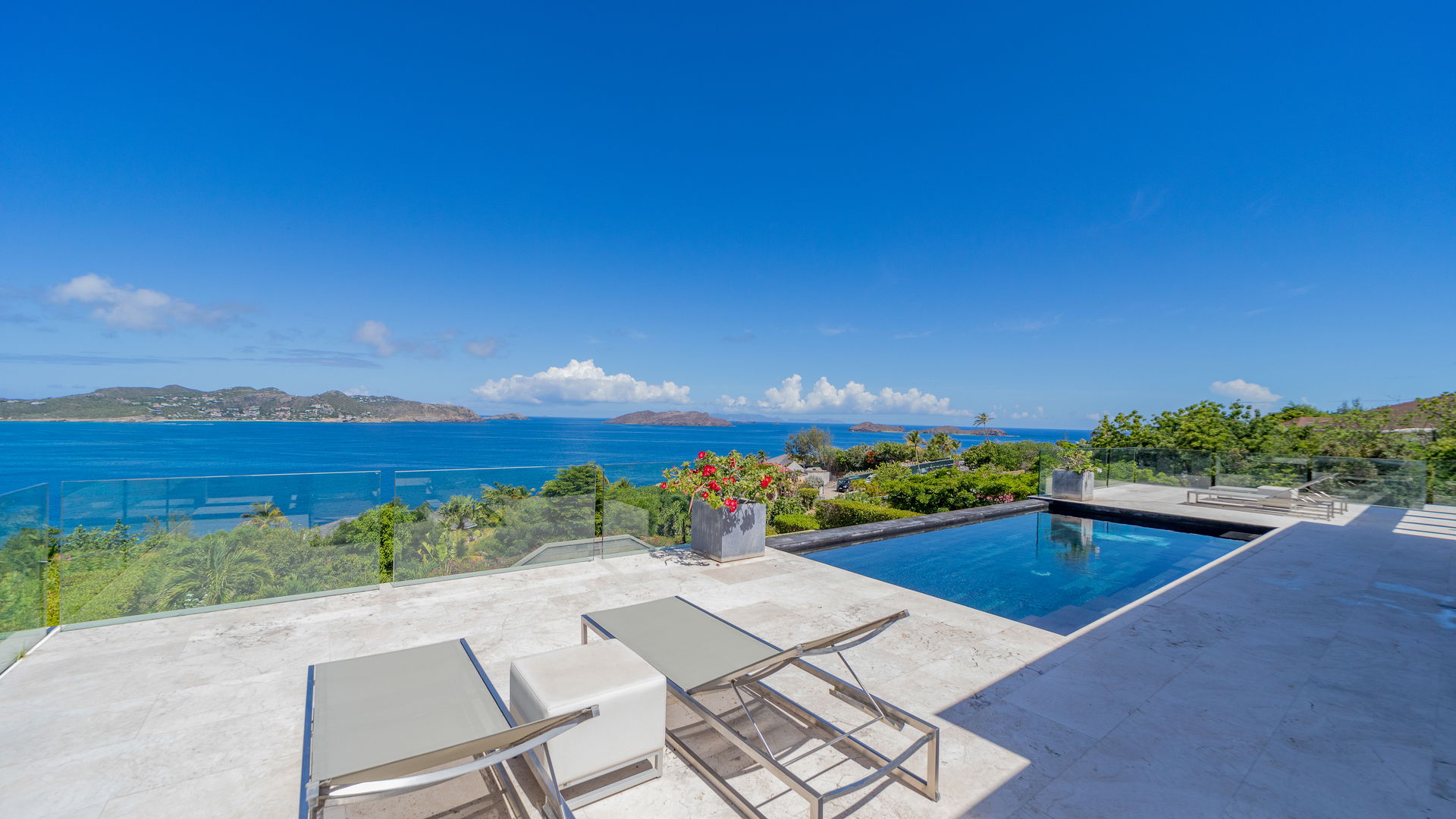 POOL & TERRACE