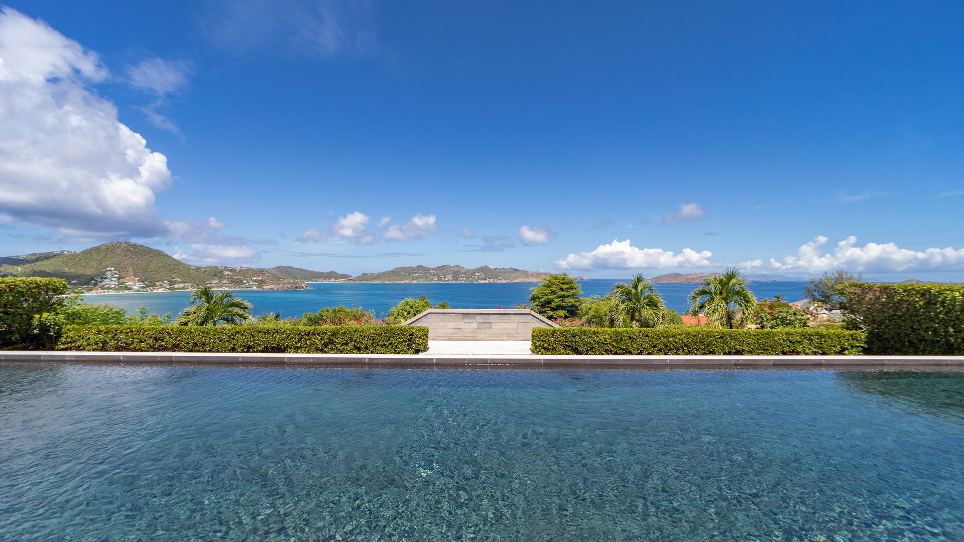 POOL & TERRACE