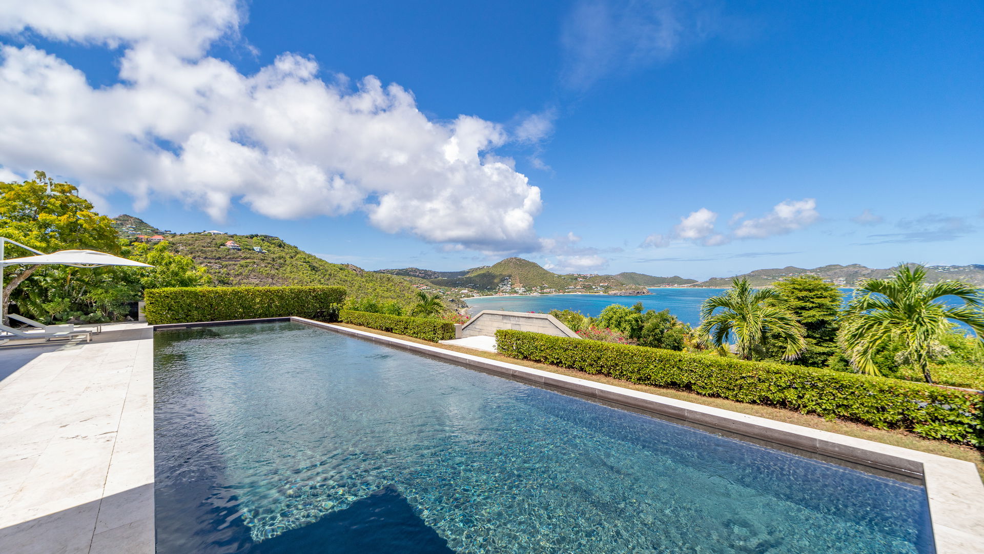 POOL & TERRACE