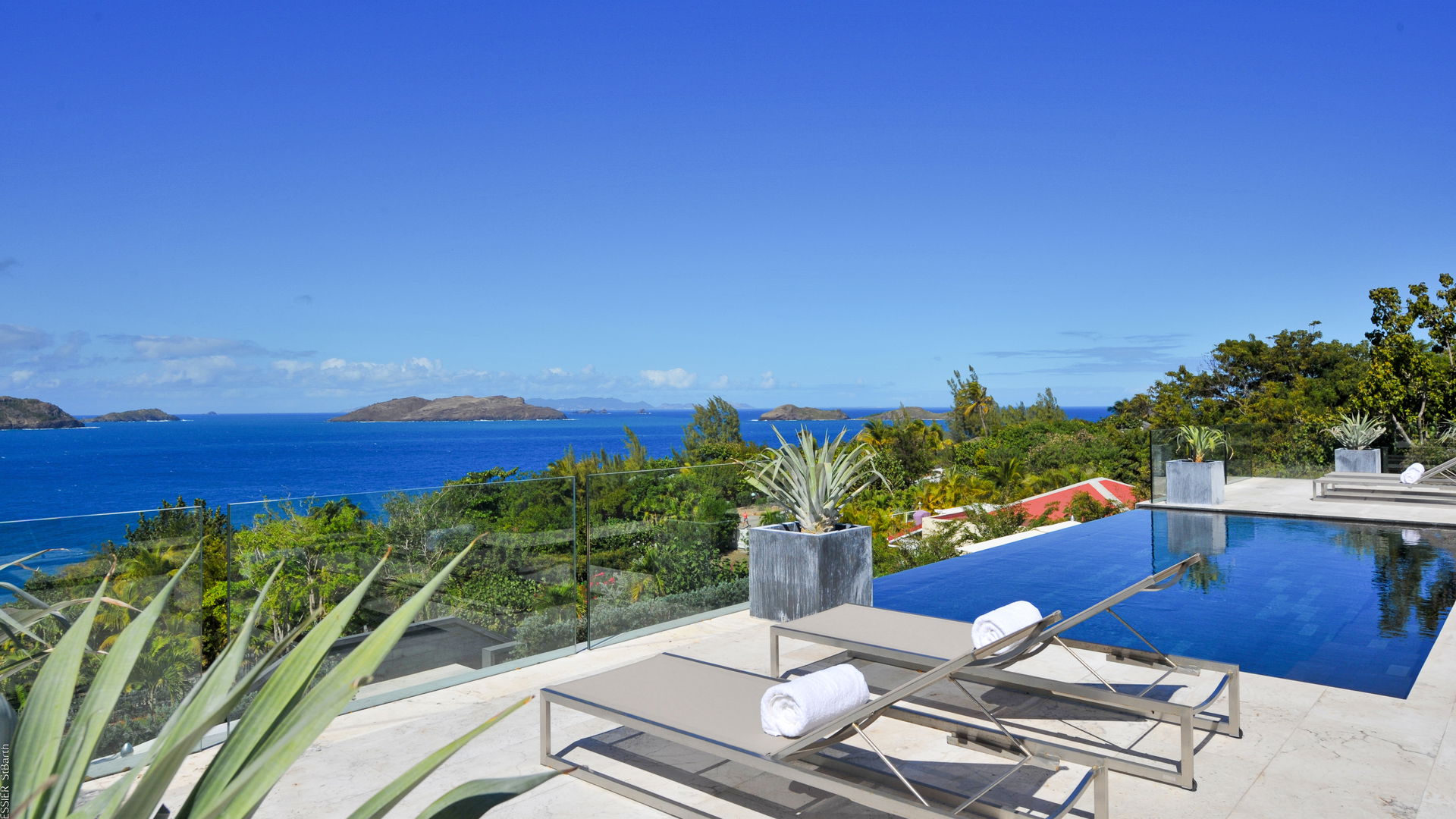 POOL & TERRACE