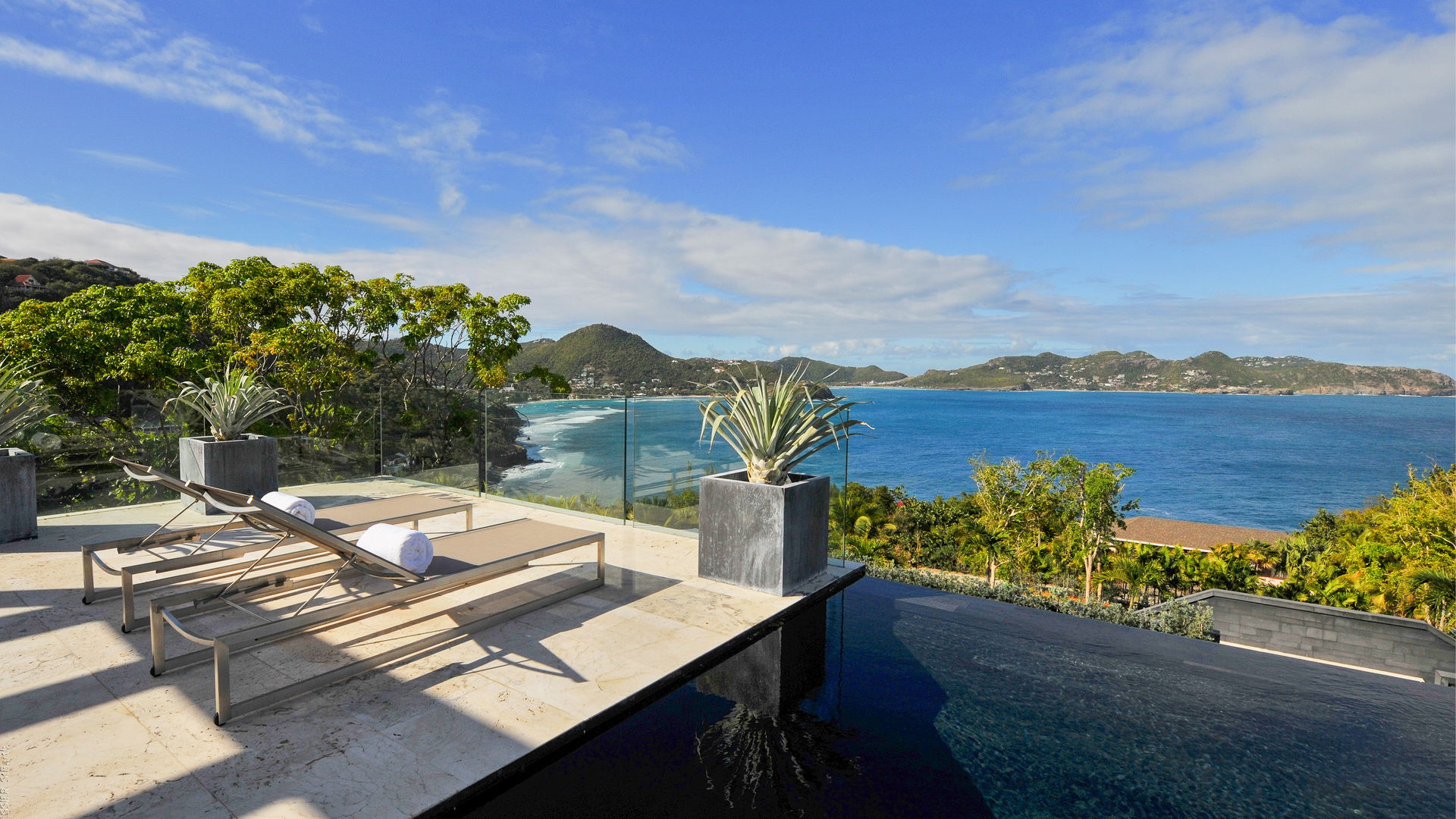 POOL & TERRACE