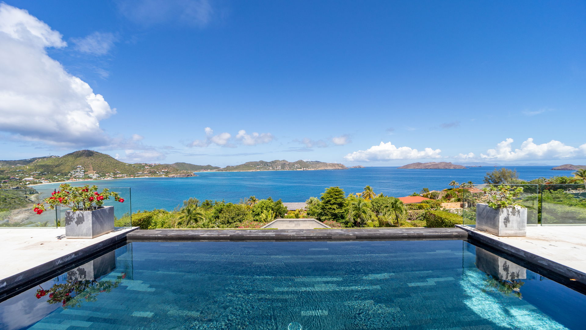 POOL & TERRACE