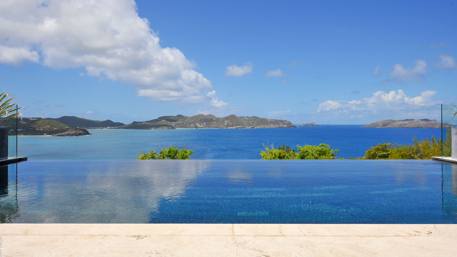 POOL & TERRACE