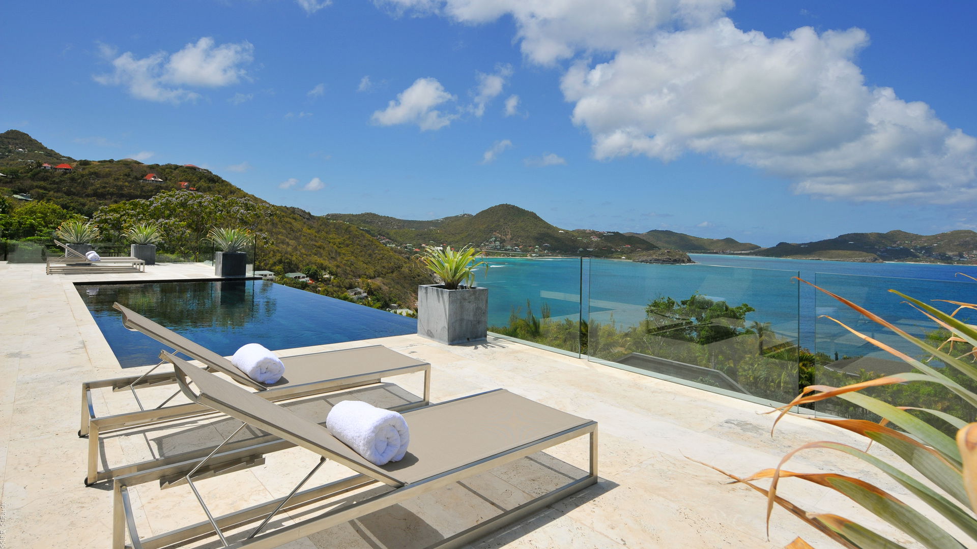 POOL & TERRACE