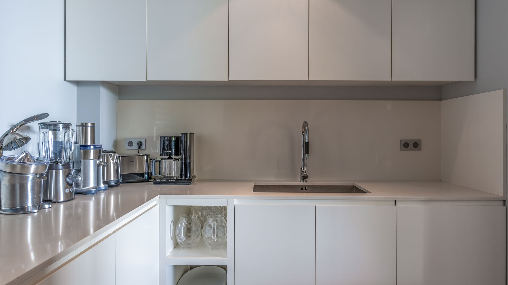 KITCHEN & DINING AREA