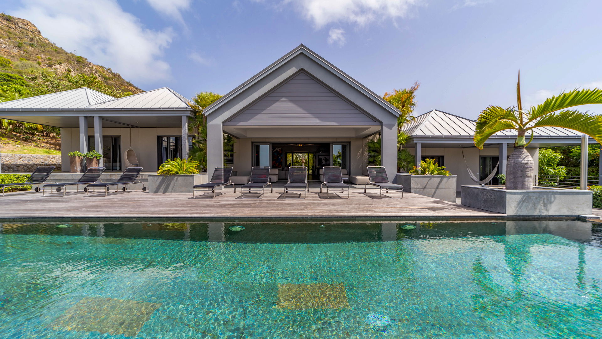 POOL & TERRACE