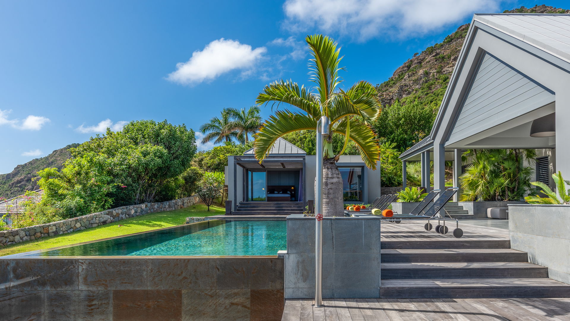 POOL & TERRACE
