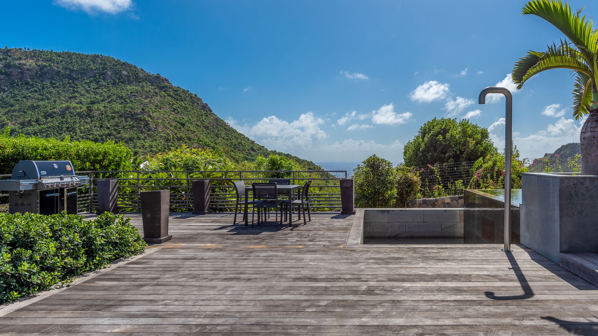POOL & TERRACE