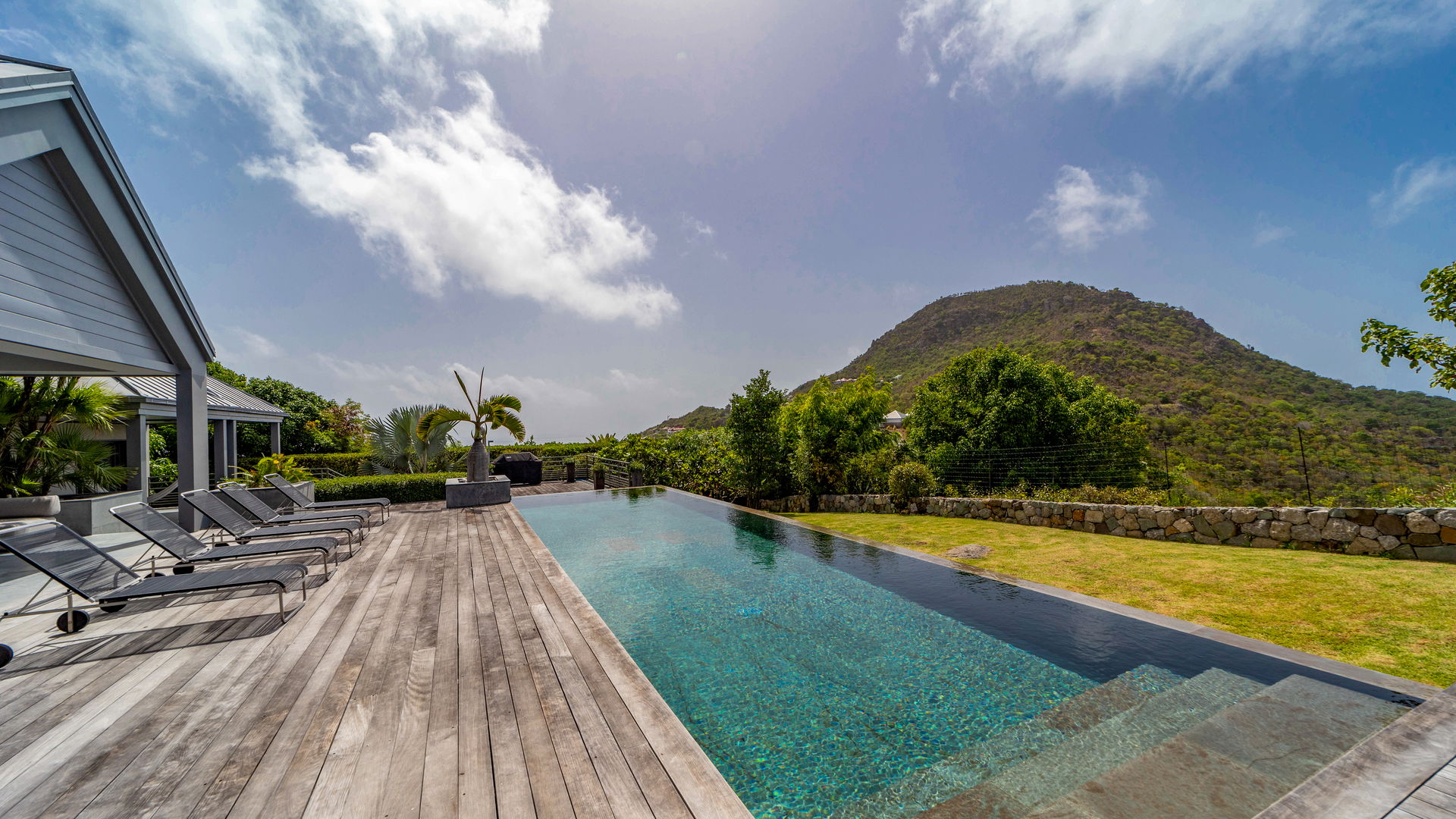 POOL & TERRACE