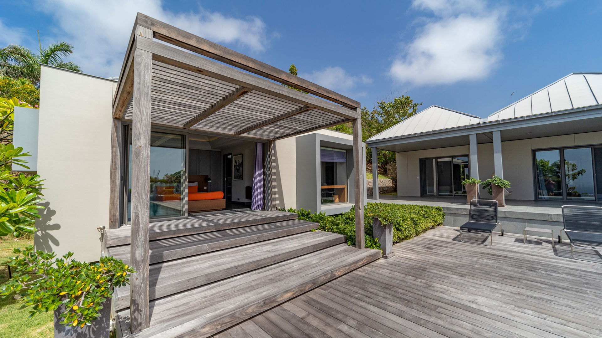 POOL & TERRACE