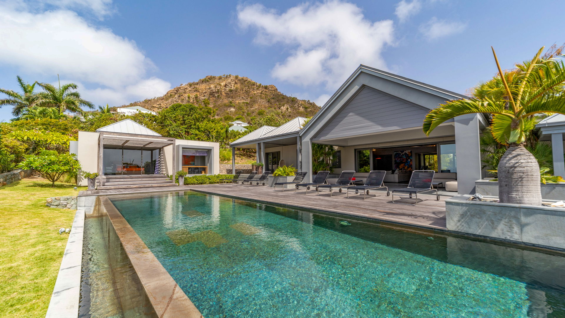 POOL & TERRACE